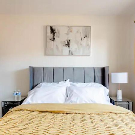 Stunning Private Room In A Home - Bathroom & Parking! Salford  Luaran gambar
