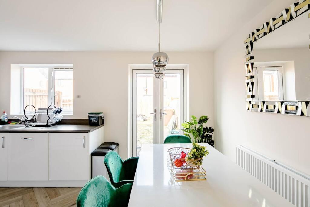 Stunning Private Room In A Home - Bathroom & Parking! Salford  Luaran gambar