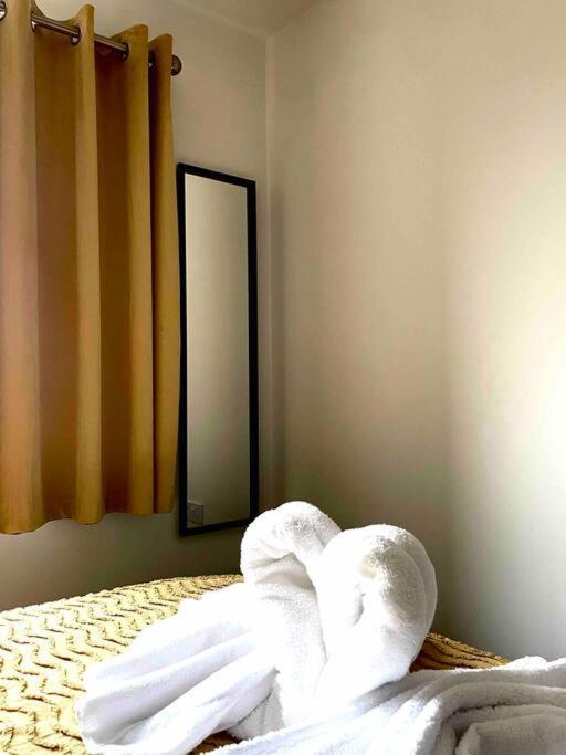 Stunning Private Room In A Home - Bathroom & Parking! Salford  Luaran gambar