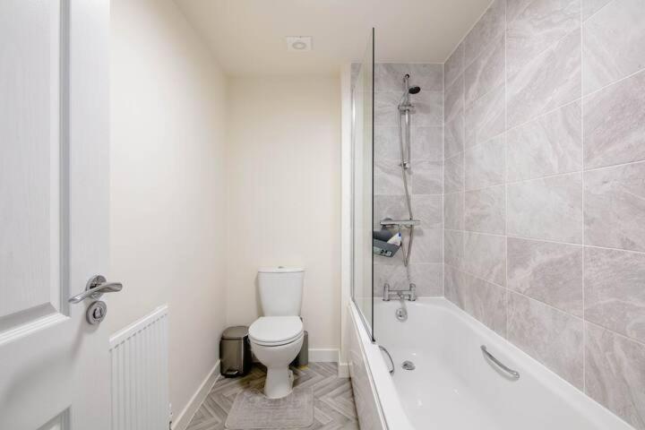 Stunning Private Room In A Home - Bathroom & Parking! Salford  Luaran gambar