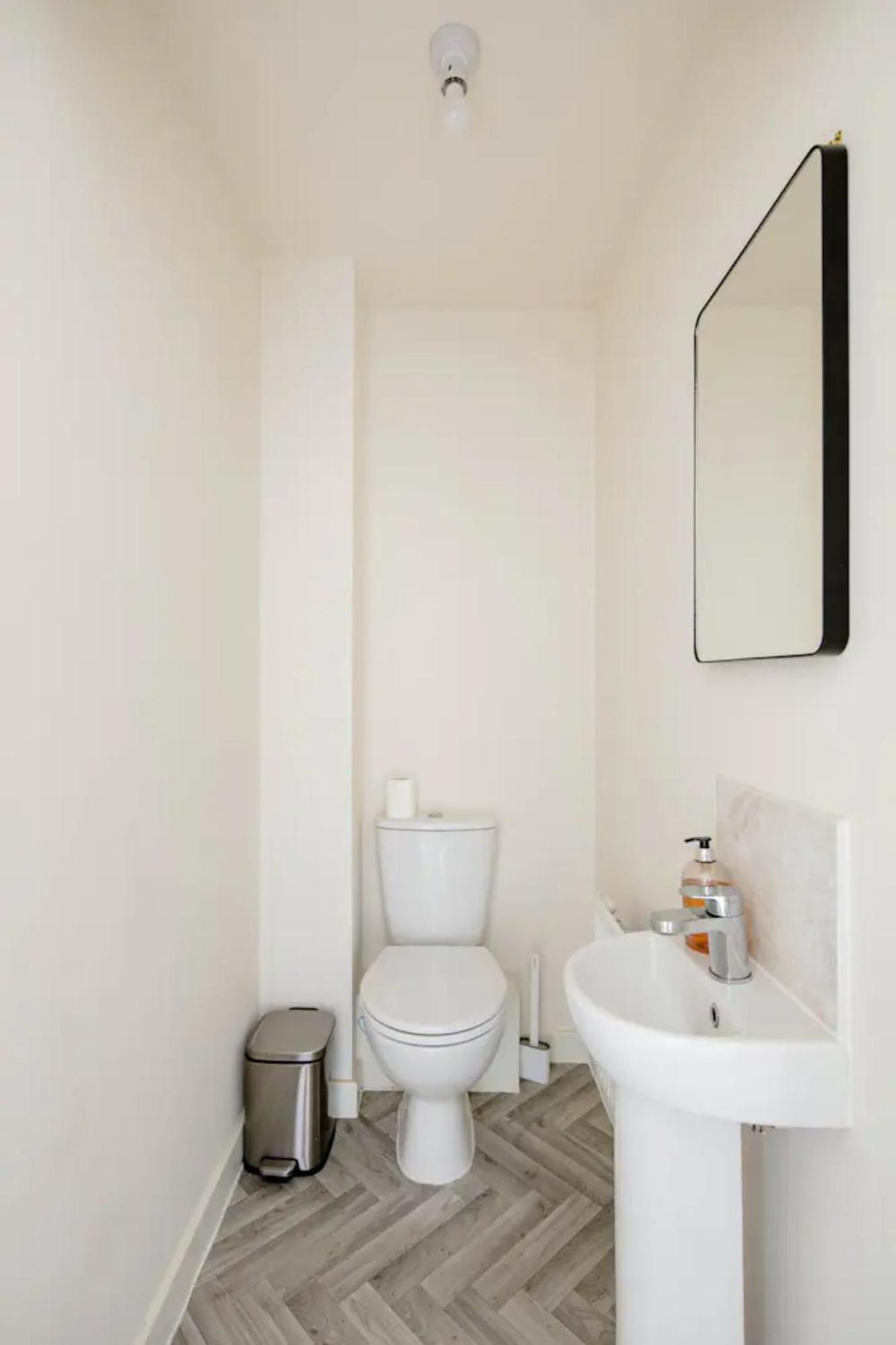 Stunning Private Room In A Home - Bathroom & Parking! Salford  Luaran gambar