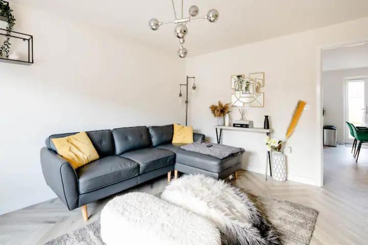 Stunning Private Room In A Home - Bathroom & Parking! Salford  Luaran gambar