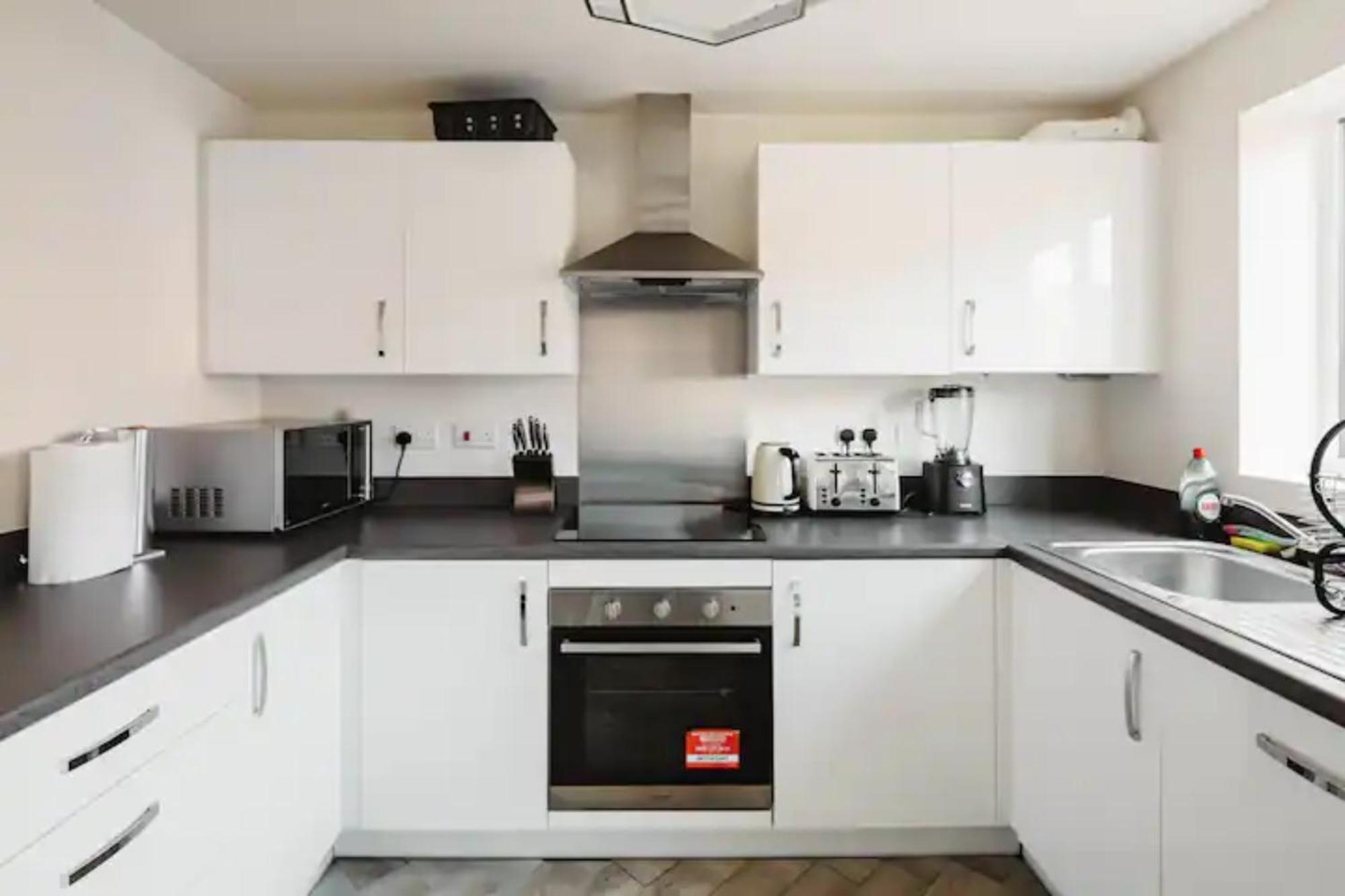 Stunning Private Room In A Home - Bathroom & Parking! Salford  Luaran gambar