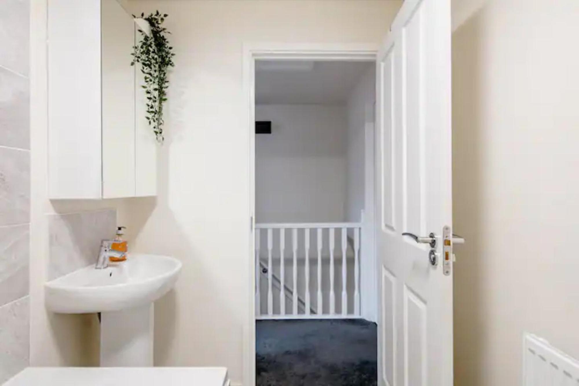 Stunning Private Room In A Home - Bathroom & Parking! Salford  Luaran gambar